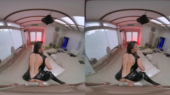 Brunette tatouée se fait double blowjob et pose sur le lit