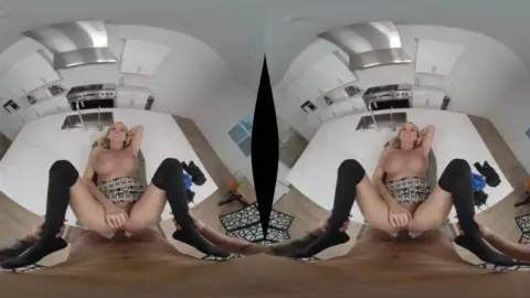 REAMax – Blonde Babe in Gear VR Action