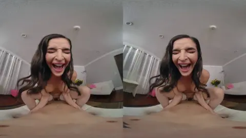 Aim For The Stars – Smartphone VR – Brunette Fucked in Bed