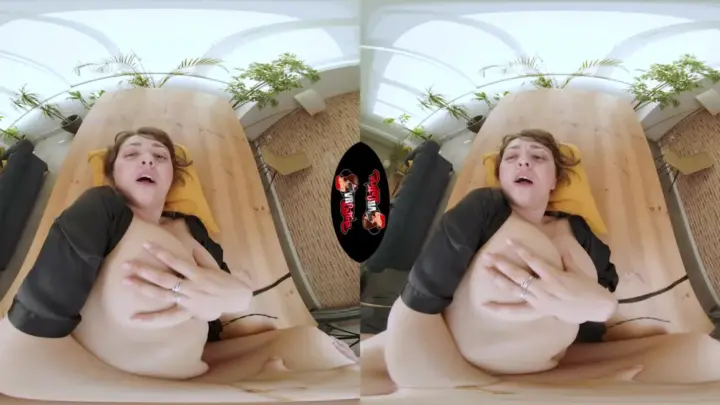 Chica asiática petite se abre en acción de cerca en el dormitorio