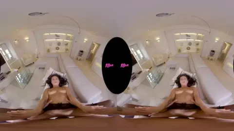 亚洲女孩独自卧室鱼眼镜头自然光