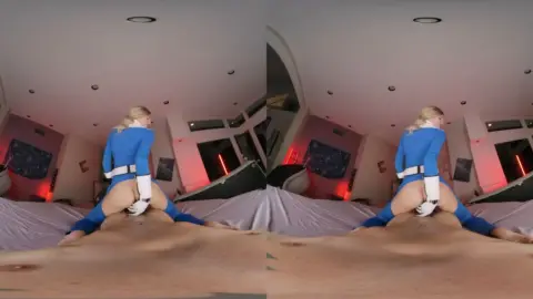 Blonde aux yeux bleus avec piercing au nez baise dans chambre rouge