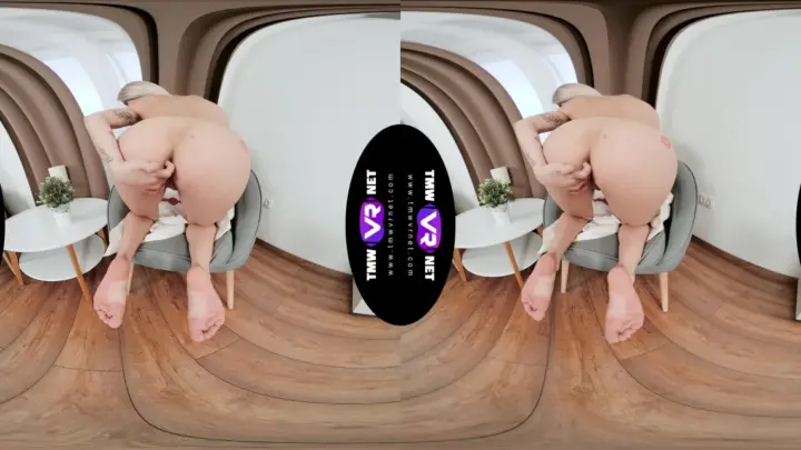 Blonde Needs Solitude, But Gets Company – Oculus 5K