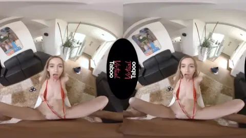 Blondine mit Tattoo fickt und bläst im Tageslicht