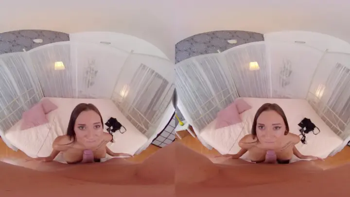 Brunette en lingerie se décarcasse sur lit avec bas