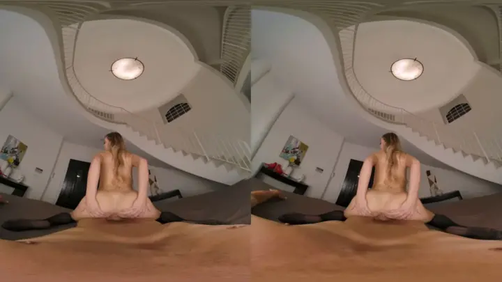 Rubia se abre en la cama con luz natural VRPOV