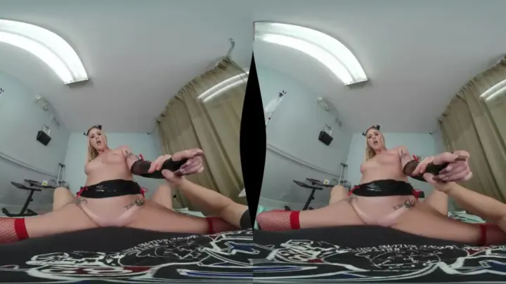 Rubia con tatuajes se abre de piernas en cama con luz fluorescente