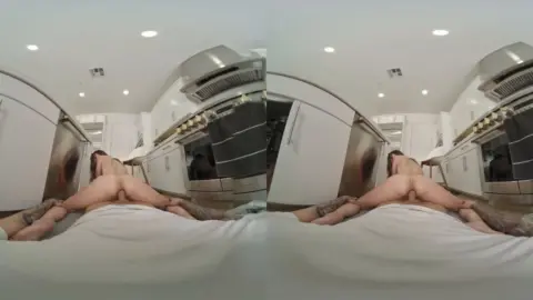 Alexis James Smartphone Vr – Step-Son Fixes Neighbors Pipes