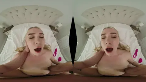 Here Cums The Sun – Maisey Monroe in VR Bedroom Fantasy
